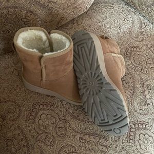 Uggs like new, 6.5 beige
